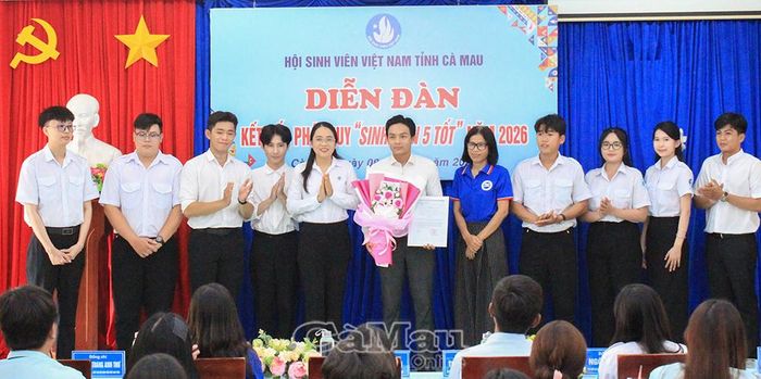 Ban Thư ký Hội Sinh viên Việt Nam tỉnh Cà Mau trao Quyết định thành lập Câu lạc bộ “Sinh viên 5 tốt” cấp tỉnh.