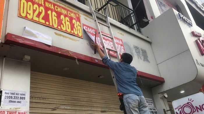Buộc các đối tượng khắc phục hành vi dán quảng cáo sai phép
