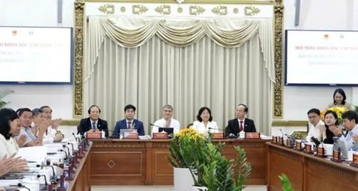 Các đại biểu chủ trì hội thảo