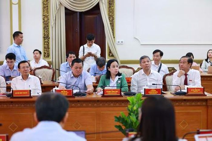 Các đại biểu chăm chú lắng nghe các tham luận