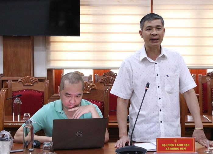Đại diện lãnh đạo xã Măng Đen báo cáo tình hình triển khai công tác giải phóng mặt bằng các dự án khu đô thị trên địa bàn.