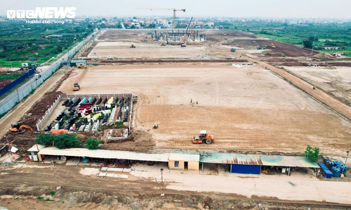 Ngoài sân vận động chính, các hạng mục phụ trợ cũng được triển khai đồng bộ. Khu vực quảng trường ngoài trời và hệ thống bãi đỗ xe quy mô khoảng 18ha đang được tổ chức thi công cùng thời điểm nhằm đáp ứng tiến độ tổng thể của dự án.