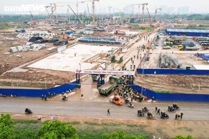 Không khí thi công diễn ra khẩn trương trên toàn bộ khu vực công trường cả ngày lẫn đêm. 