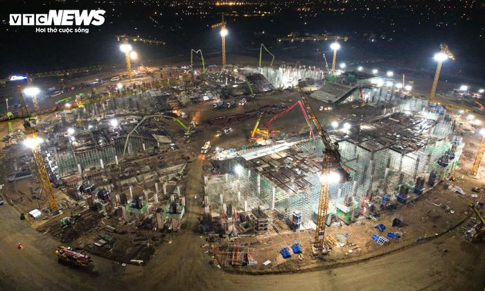 Sau gần 6 tháng kể từ ngày khởi công 19/10/2025, đại công trường sân vận động PVF đang duy trì nhịp thi công khẩn trương xuyên ngày đêm. 