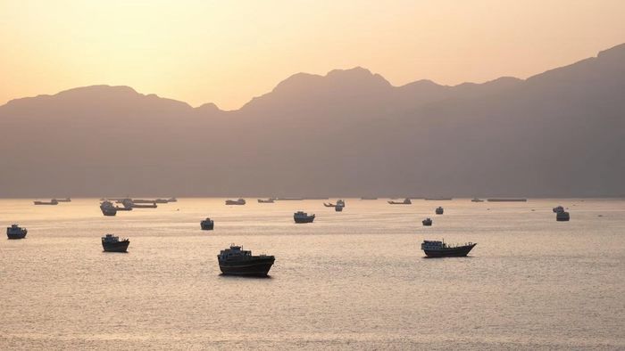Tàu thuyền ở eo biển Hormuz (Ảnh: Reuters)