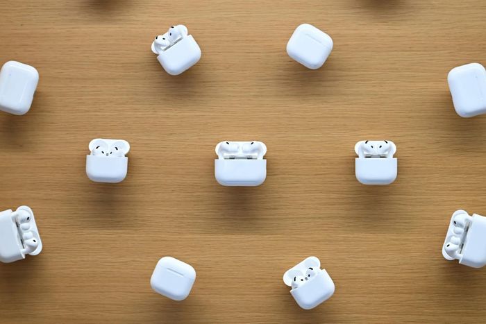 AirPods được trưng bày tại một cửa hàng của Apple Inc. ở Anh. (Nguồn: Bloomberg)