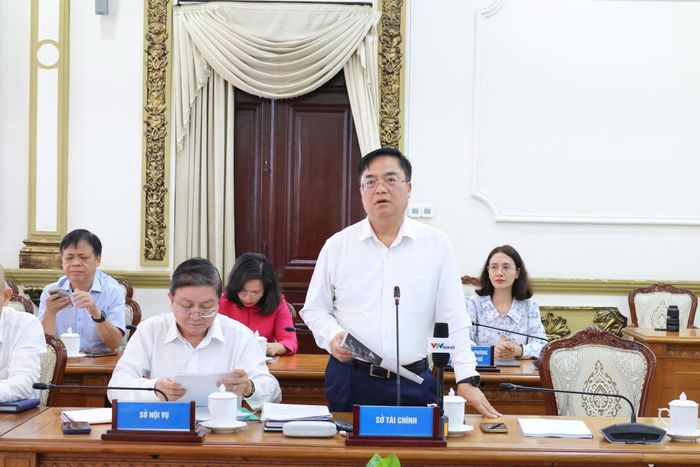 Ông Hoàng Vũ Thành - Giám đốc Sở Tài chính TP.HCM thông tin tại cuộc họp.