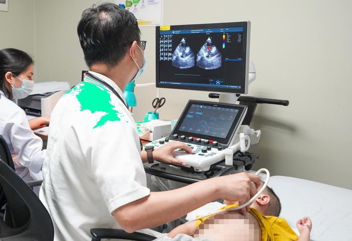 Bệnh nhi đến tái khám sau phẫu thuật.