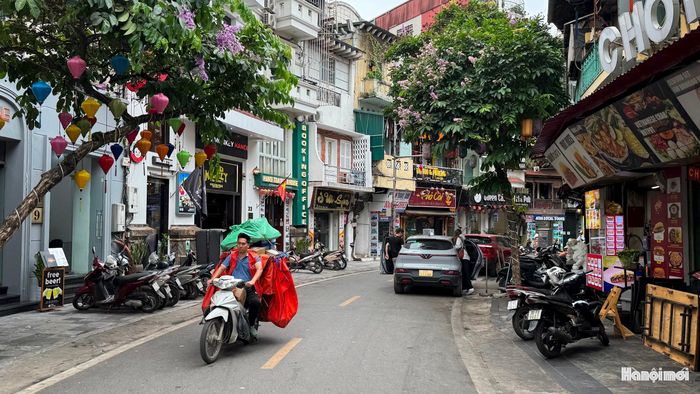 Theo nội dung dự thảo, xe mô tô, xe gắn máy sử dụng nhiên liệu hóa thạch tham gia kinh doanh vận tải thông qua các nền tảng công nghệ sẽ bị cấm lưu thông trong vùng phát thải thấp (ảnh: Duy Anh).