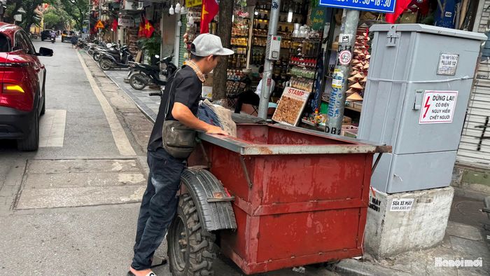 Theo PGS.TS Bùi Thị An, thành phố Hà Nội cần xây dựng các cơ chế hỗ trợ phù hợp đối với nhóm lao động chịu tác động trực tiếp như xe ôm, shipper hay hộ kinh doanh nhỏ (ảnh: Duy Anh).