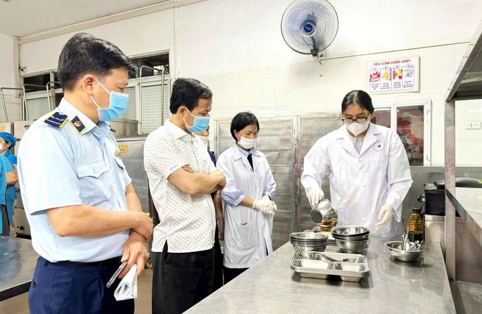 Đoàn kiểm tra liên ngành số 1 của thành phố Hà Nội kiểm tra đột xuất công tác vệ sinh an toàn thực phẩm ở một trường học tại phường Giảng Võ. Ảnh: Mai Hoa