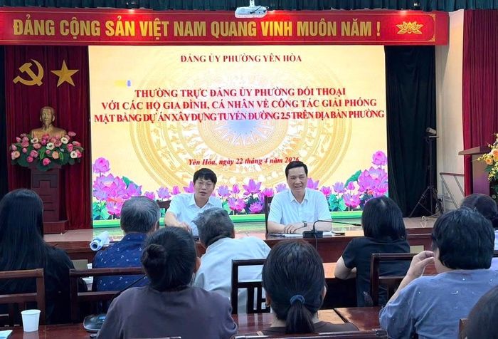 Lãnh đạo phường Yên Hòa trực tiếp đối thoại, tuyên truyền, vận động người dân trong công tác giải phóng mặt bằng Dự án đường Vành đai 2,5. Ảnh: Kim Quyên