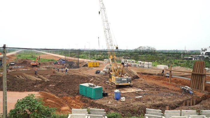 Không khí thi công khẩn trương tại công trường Dự án đầu tư xây dựng đường Vành đai 4 - Vùng Thủ đô Hà Nội, đoạn qua địa bàn xã Ô Diên. Ảnh: Hương Ly