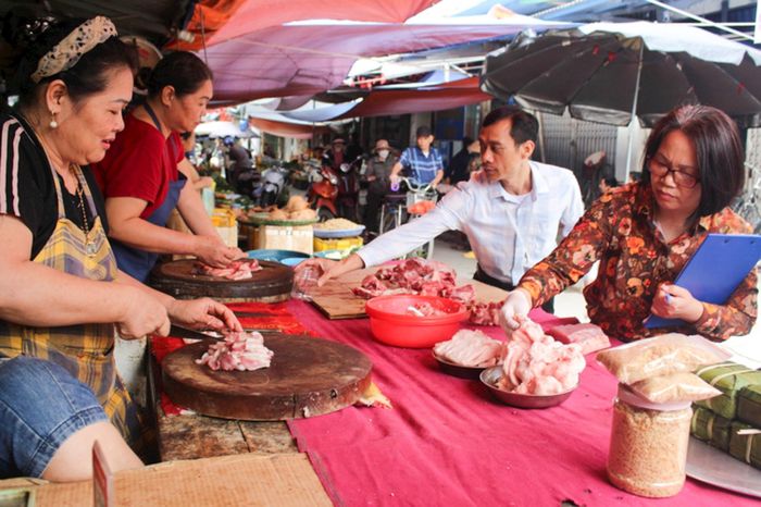 Đoàn kiểm tra liên ngành siết chặt quản lý tại chợ dân sinh, thực hiện lấy mẫu xét nghiệm nhanh và truy xuất nguồn gốc các mặt hàng thực phẩm tươi sống. Ảnh PV
