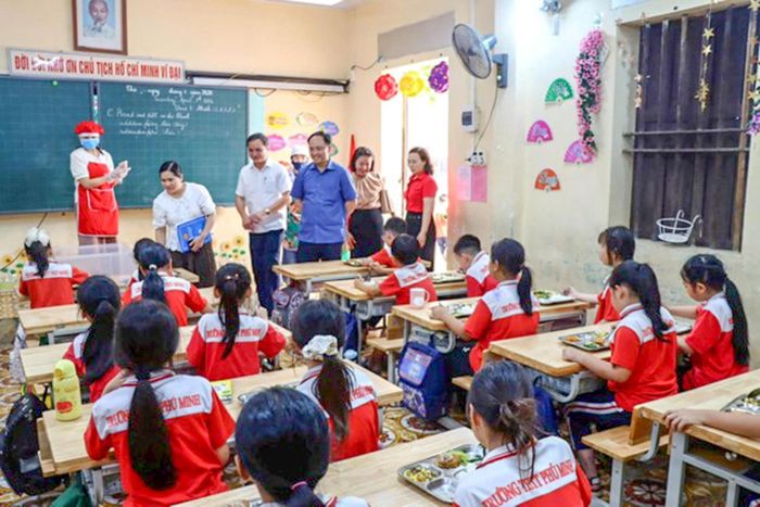 Đoàn kiểm tra giám sát bữa ăn bán trú, yêu cầu nhà trường và đơn vị cung cấp thực hiện nghiêm các quy định để đảm bảo an toàn vệ sinh thực phẩm. Ảnh PV
