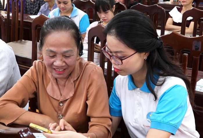 Hội viên phụ nữ được hướng dẫn kích hoạt và sử dụng ứng dụng theo dõi sức khỏe. Ảnh: DH.