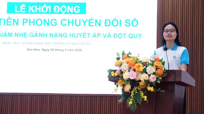 Đồng chí Phạm Thị Khánh Huyền, Chủ tịch Hội Liên hiệp phụ nữ xã Dân Hòa chia sẻ tại buổi lễ. Ảnh: DH.
