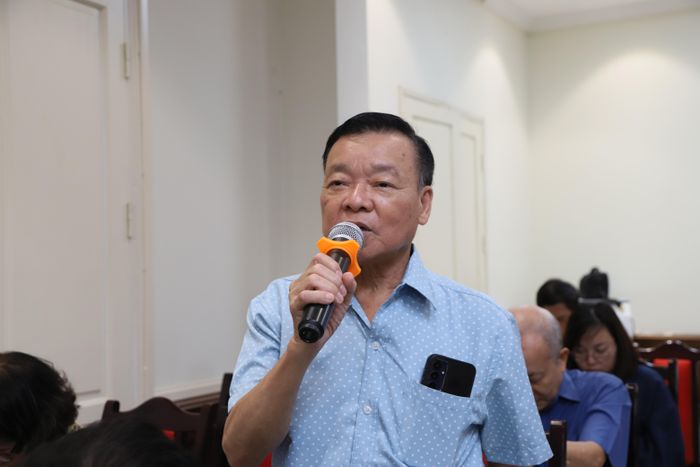 Cán bộ cơ sở phường Cửa Nam nêu ý kiến tại hội nghị. Ảnh: PV
