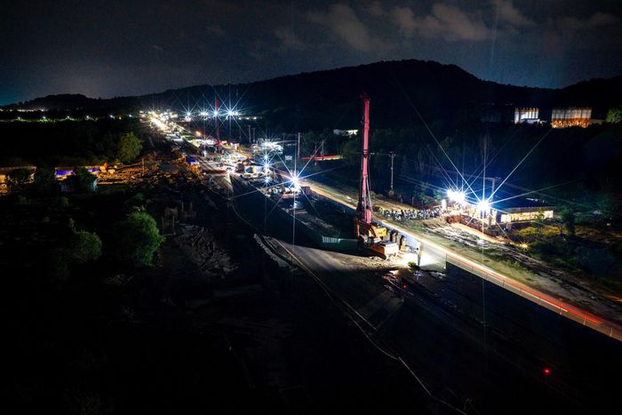 Công trường thi công tuyến đường tỉnh 975 và tàu điện LRT. Ảnh: Quốc Anh