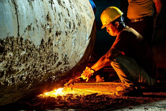 Hàng ngàn công nhân thi công "3 ca, 4 kíp" góp phần đẩy nhanh tiến độ. Ảnh: Quốc Anh