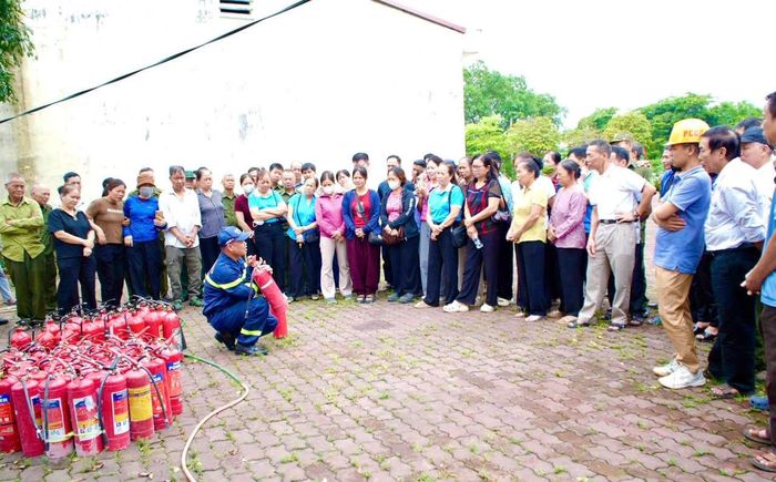 Cán bộ Phòng Cảnh sát PCCC và CNCH, Công an thành phố Hà Nội hướng dẫn lực lượng dân phòng thực hành sử dụng các phương tiện, thiết bị chữa cháy. Ảnh: Kiều Hương