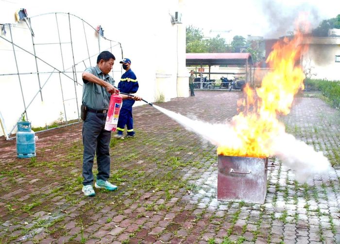Lực lượng dân phòng thực hành chữa cháy, xử lý các tình huống cháy giả định. Ảnh: Kiều Hương