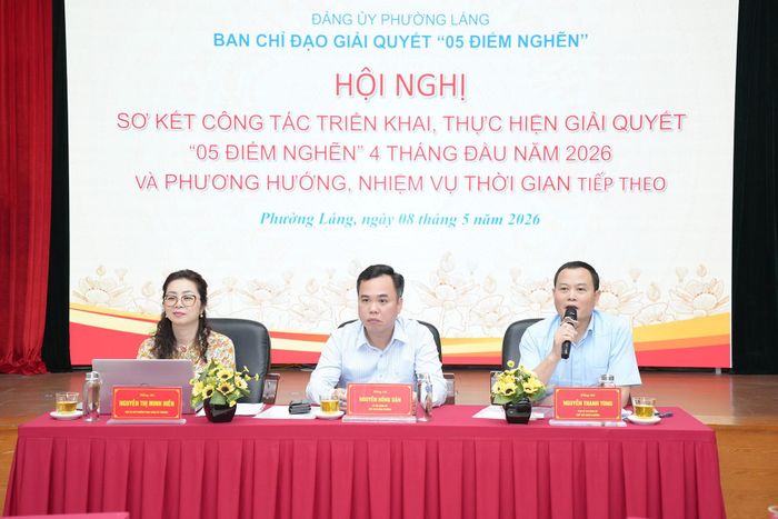 Đại diện Ban Chỉ đạo giải quyết "5 điểm nghẽn" phường Láng trực tiếp thảo luận với đại diện các khu dân cư để đưa ra phương án, chia sẻ các mô hình hay thời gian qua. Ảnh: Phạm Mạnh