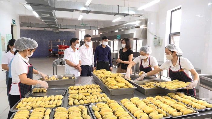 Nhân viên bếp ăn Trường Mầm non Văn Khê A (xã Mê Linh) đang chuẩn bị hoa quả cho học sinh. Ảnh: Đỗ Công