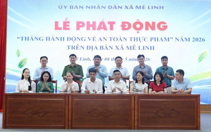 Đại diện các hộ kinh doanh thực hiện ký bản cam kết trách nhiệm bảo đảm ATTP. Ảnh: PV