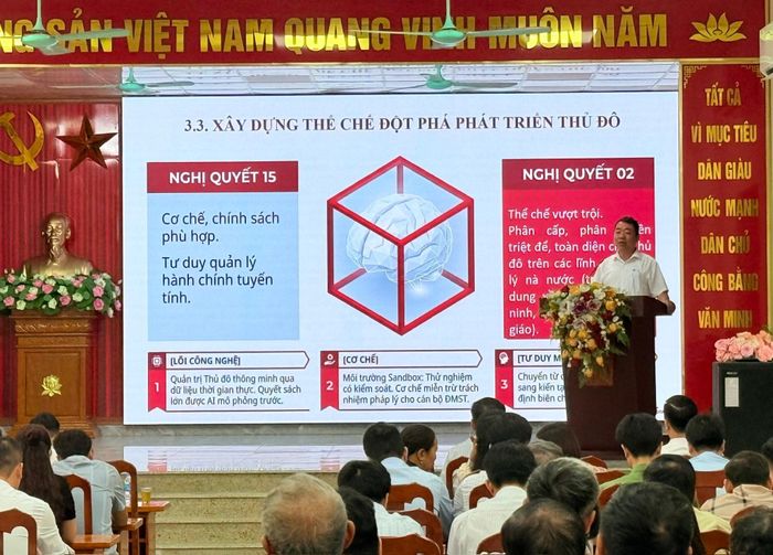 Các nội dung quan trọng, cốt lõi của Nghị quyết số 02-NQ/TƯ ngày 17-3-2026 của Bộ Chính trị về “Xây dựng và phát triển Thủ đô Hà Nội trong kỷ nguyên mới” được truyền đạt tại hội nghị. Ảnh: PV