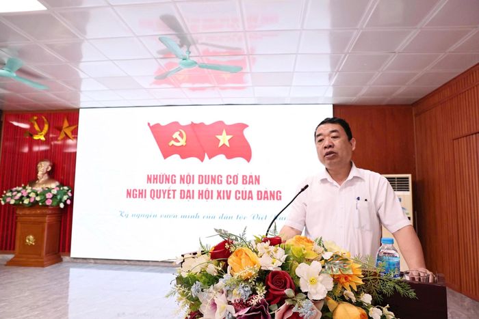 Phó Trưởng ban Ban Tuyên giáo và Dân vận Thành ủy Hà Nội Đào Xuân Dũng đã trực tiếp quán triệt những nội dung cốt lõi của Nghị quyết. Ảnh: Thanh Hằng