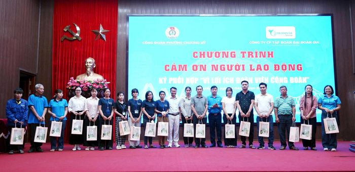 20 công nhân khó khăn tại phường Chương Mỹ được hỗ trợ trong Tháng Công nhân 2026. Ảnh: Lan Oanh