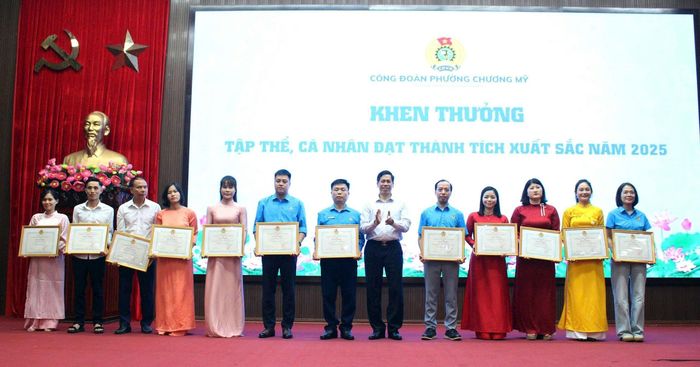 Liên đoàn Lao động thành phố Hà Nội khen thưởng các cá nhân có thành tích xuất sắc. Ảnh: Lan Oanh