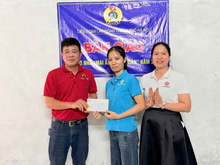 Dịp này, nhiều phần quà được các cá nhân, đơn vị trao tận tay người lao động. Ảnh: N. Ánh