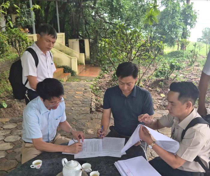 Ông Phan Anh Tuấn (ngồi giữa) và đại diện UBND phường Phú Thượng ký biên bản bàn giao mặt bằng. Ảnh: PV