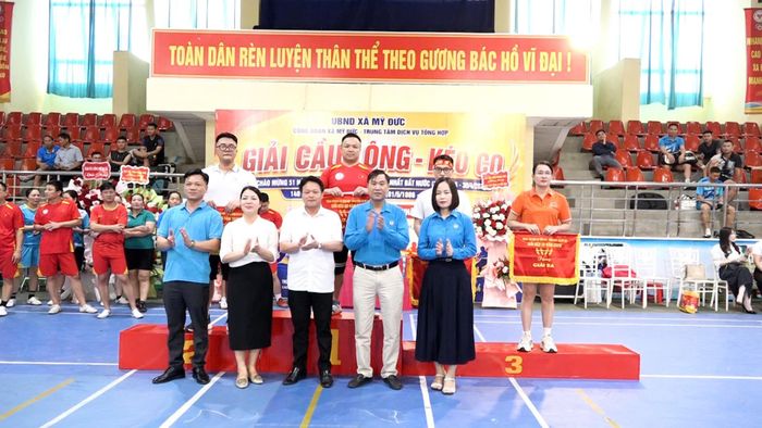 Các đồng chí lãnh đạo xã Mỹ Đức trao giải cho các đội đoạt giải cao tại Giải cầu lông và kéo co xã Mỹ Đức mở rộng chào mừng Tháng Công nhân năm 2026. Ảnh: VB