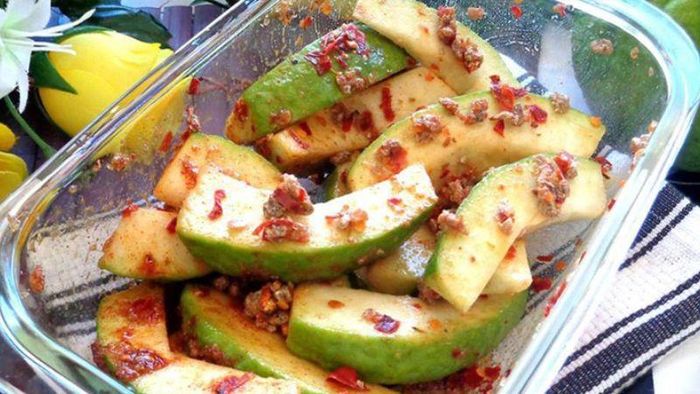 Ổi dầm với sự hòa quyện giữa hương vị chua chua, cay cay của mắm ớt và vị giòn tan của ổi, tạo nên một món ăn vặt ngon miệng khó cưỡng. Với cách làm vô cùng đơn giản, dễ làm đây là món ăn vặt lý tưởng cho những buổi họp gia đình, những cuộc tụ tập bạn bè hoặc chỉ đơn giản là khi bạn đang cảm thấy thèm một chút gì đó ngọt ngọt và chua cay.