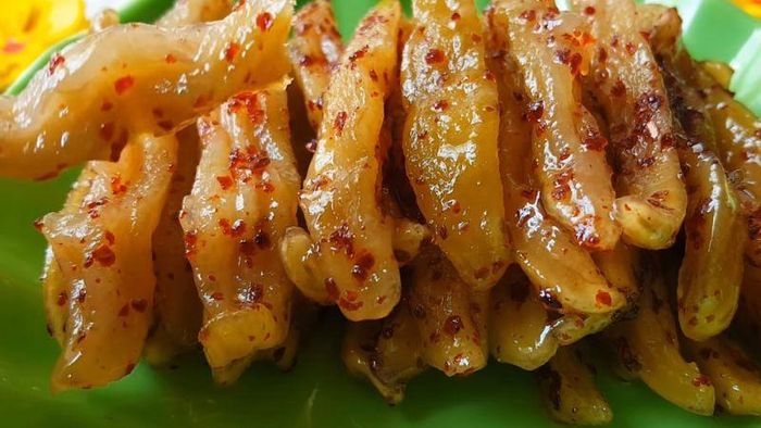 Mứt ổi dẻo đã trở thành một món ăn không còn xa lạ, đặc biệt được ưa chuộng trong những dịp lễ Tết. Điều đặc biệt của mứt ổi chính là sự kết hợp hài hòa giữa độ giòn rụm của mứt và chút ngọt ngào của đường, cộng thêm vị đắng đắng nhẹ của quả ổi, tạo nên một hương vị ngon khó cưỡng.