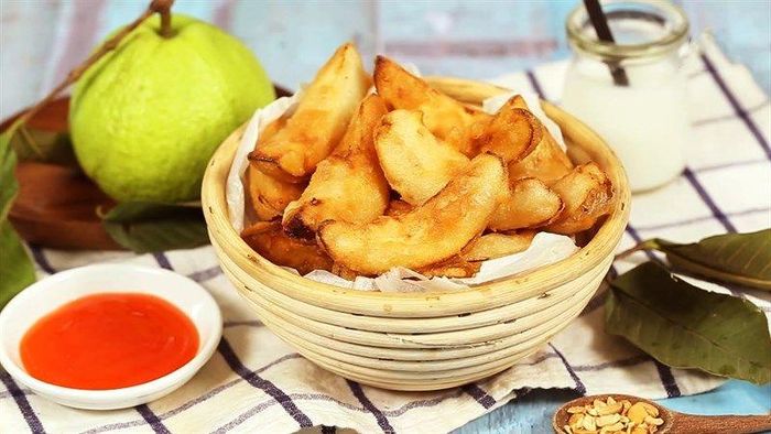 Món ổi chiên giòn thơm phức và giòn rụm, khi bạn cắn một miếng sẽ ngay lập tức cảm nhận được sự giòn rụm bên ngoài cùng với hương vị ngọt thơm bên trong của quả ổi. Ổi sau khi được chiên chín sẽ trở nên mềm mịn và cực kỳ thơm ngon. Để tăng thêm hương vị cho món ăn, bạn có thể thử chấm với tương ớt, nó sẽ tạo nên một lớp hương vị đặc biệt và lạ miệng.