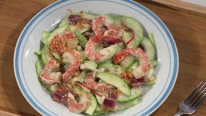 Salad ổi là món tráng miệng thơm ngon được nhiều gia đình ưa thích. Món salad với miếng ổi tươi ngon, giòn ngọt, kết hợp với sốt đậm đà, vừa chua chua, vừa beo béo của mayonnaise, tạo nên một hương vị hấp dẫn không thể cưỡng lại. Để làm cho món salad ổi thêm thơm ngon và kích thích vị giác, bạn có thể rắc thêm ít mè trắng rang thơm và hành phi lên trên.