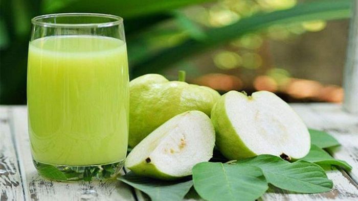 Sinh tố ổi là một thức uống thơm ngon và bổ dưỡng, được chế biến từ quả ổi tươi ngon. Màu sắc của nước ép ổi là một màu xanh lá cây tươi mát, rất bắt mắt và hấp dẫn. Vị chua ngọt tự nhiên của quả ổi tạo nên một sự cân bằng hoàn hảo, khiến nước ép ổi trở thành một lựa chọn tuyệt vời để giải khát trong ngày nóng.
