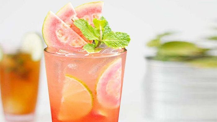 Trà ổi hồng không chỉ là một loại đồ uống trái cây phổ biến mà còn được nhiều người ưa chuộng vì những lợi ích tuyệt vời mà nó mang lại. Đây là một loại trà trái cây thơm ngon và bổ dưỡng, giúp tạo cảm giác sảng khoái tinh thần. Nó cung cấp hàm lượng lớn vitamin và khoáng chất quan trọng cho cơ thể, đồng thời hỗ trợ trong việc kiểm soát trọng lượng và thanh lọc cơ thể.