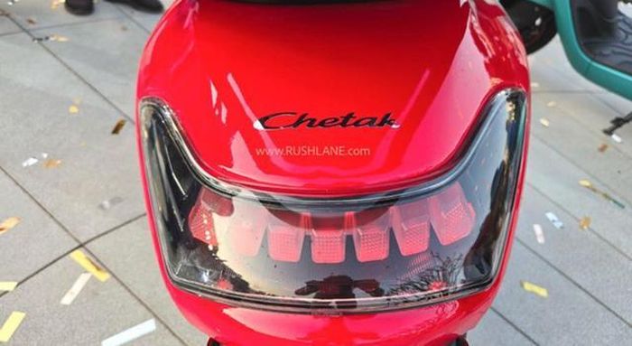 Bajaj Chetak C25 tiếp tục duy trì phong cách thiết kế retro