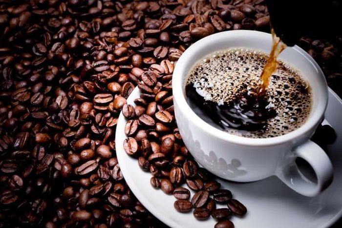 Người bị sỏi thận vẫn có thể uống cà phê, nhưng cần hiểu rõ cách uống đúng để không làm tăng oxalat và canxi niệu.