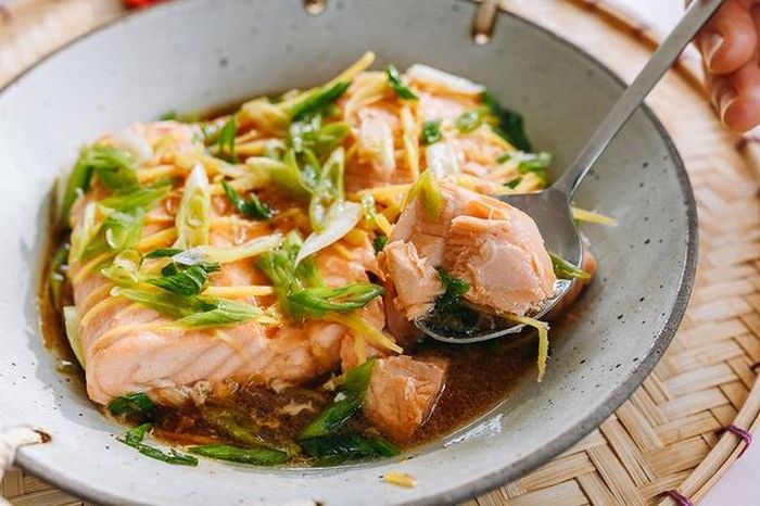 Cá hồi hấp xì dầu và hành gừng.