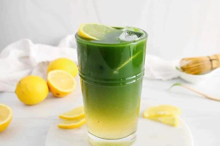 Matcha chanh mật ong mang hương vị thanh mát hơn, đặc biệt phù hợp trong những ngày thời tiết oi nóng.