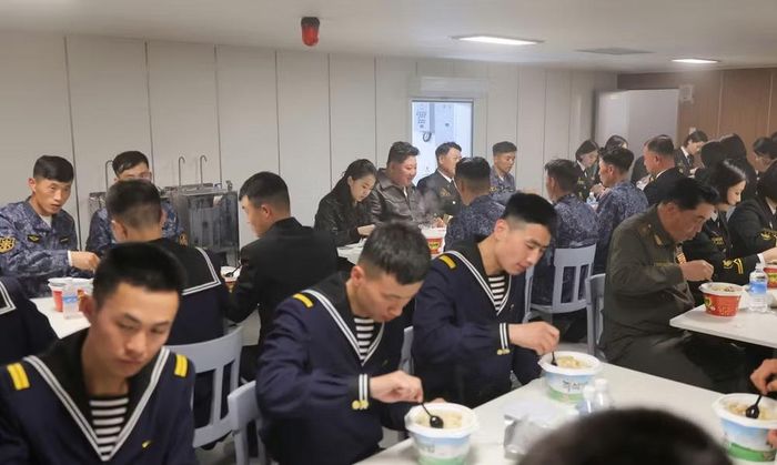 Ngoài ra, tàu còn có các hệ thống pháo phòng thủ tầm gần để đánh chặn tên lửa chống hạm và máy bay không người lái.