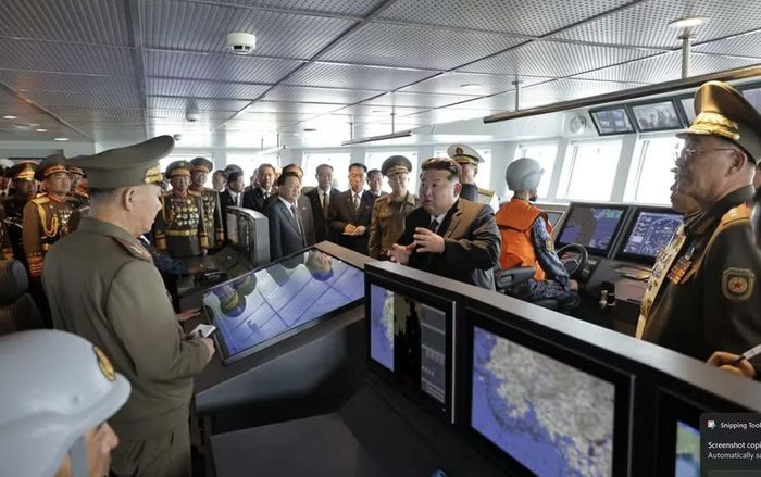 Con tàu sử dụng thiết kế thân tàu góc cạnh nhằm giảm tín hiệu phản xạ radar, đồng thời tích hợp hệ thống radar mảng pha hiện đại ở cấu trúc thượng tầng.
