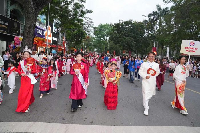 Khối Thiếu nhi Hải Phòng tại buổi diễu hành. Ảnh: PT. 
