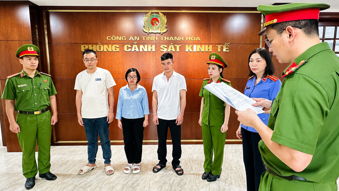 Lê Văn Quốc, Hà Thị Thục Huyền cùng Huang Qi Lei (từ phải qua trái) nghe Công an đọc lệnh khởi tố. Ảnh: CATH
